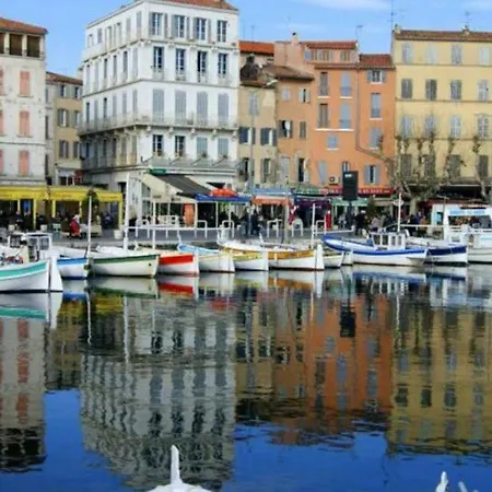 Joli Sur Le Port Proche Des Plages !