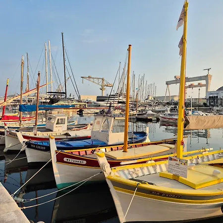 Joli Sur Le Port Proche Des Plages ! Apartmán